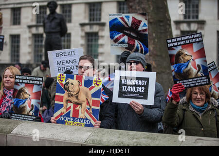 Londra, Regno Unito. 23 gennaio, 2017. Gli attivisti Pro-Brexit frequentare un 'Brexit tranquillo forte e orgoglioso' rally organizzato da UKIP al di fuori di Downing Street. Gli attivisti intendono assicurare che l'UE voto referendario è implementata. Credito: Mark Kerrison/Alamy Live News Foto Stock
