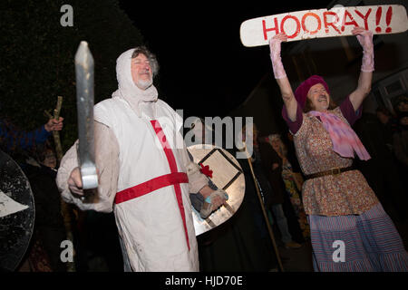 Devon, Regno Unito. Xxi gen, 2017. Il villaggio di Stoke Gabriel, Devon, celebra la sua annuale Wassail - un medievale inglese rituale potabile destinato a garantire un buon sidro di mele il seguente anno. Gli eventi si compone di morris dancing, magia, musica, sidro di bere, una lanterna processione e antica cerimonia Wassail nel locale di Meleto patrocinata dalla Wassail maestro delle cerimonie. Credito: David Stock/Alamy Live News Foto Stock