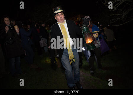 Devon, Regno Unito. Xxi gen, 2017. Il villaggio di Stoke Gabriel, Devon, celebra la sua annuale Wassail - un medievale inglese rituale potabile destinato a garantire un buon sidro di mele il seguente anno. Gli eventi si compone di morris dancing, magia, musica, sidro di bere, una lanterna processione e antica cerimonia Wassail nel locale di Meleto patrocinata dalla Wassail maestro delle cerimonie. Credito: David Stock/Alamy Live News Foto Stock