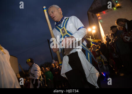 Devon, Regno Unito. Xxi gen, 2017. Il villaggio di Stoke Gabriel, Devon, celebra la sua annuale Wassail - un medievale inglese rituale potabile destinato a garantire un buon sidro di mele il seguente anno. Gli eventi si compone di morris dancing, magia, musica, sidro di bere, una lanterna processione e antica cerimonia Wassail nel locale di Meleto patrocinata dalla Wassail maestro delle cerimonie. Credito: David Stock/Alamy Live News Foto Stock