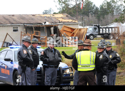 Adel, STATI UNITI D'AMERICA. 23 gen 2017. La polizia guardia vicino ad una casa danneggiata al Sunshine Acres Mobile Home Park di Adel, Georgia, dove un violento tornado ha livellato la metà delle 40 case, sostenendo sette vite nelle prime ore del mattino del 22 gennaio 2017. Le vittime avevano età compresa da 18 a 62. La tempesta era parte di un sistema meteo che ha generato dozzine di tornado attraverso il sud per tutto il weekend, uccidendo 20 persone. Credito: Paul Hennessy/Alamy Live News Foto Stock