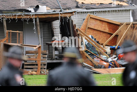 Adel, STATI UNITI D'AMERICA. 23 gen 2017. La polizia guardia vicino ad una casa danneggiata al Sunshine Acres Mobile Home Park di Adel, Georgia, dove un violento tornado ha livellato la metà delle 40 case, sostenendo sette vite nelle prime ore del mattino del 22 gennaio 2017. Le vittime avevano età compresa da 18 a 62. La tempesta era parte di un sistema meteo che ha generato dozzine di tornado attraverso il sud per tutto il weekend, uccidendo 20 persone. Credito: Paul Hennessy/Alamy Live News Foto Stock