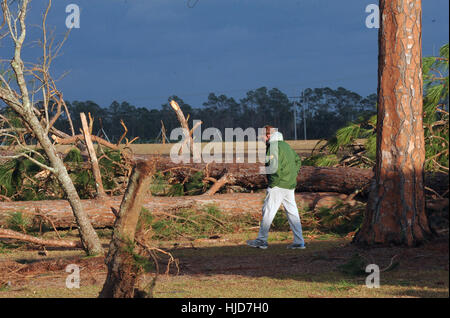 Adel, STATI UNITI D'AMERICA. 23 gen 2017. Keith Harris passeggiate tra gli alberi abbattuti che rifiuti il cantiere nella sua casa vicino al Sunshine Acres Mobile Home Park di Adel, Georgia, dove un violento tornado ha livellato la metà delle 40 case, sostenendo sette vite nelle prime ore del mattino del 22 gennaio 2017. Le vittime avevano età compresa da 18 a 62. La tempesta era parte di un sistema meteo che ha generato dozzine di tornado attraverso il sud per tutto il weekend, uccidendo 20 persone. Credito: Paul Hennessy/Alamy Live News Foto Stock