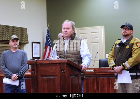 Adel, STATI UNITI D'AMERICA. 23 gen 2017. Contea di Cook, Georgia funzionari dare un media briefing in Adel, Georgia il 23 gennaio 2017 concernente il tornado che ha colpito Adel on gennaio 22, 2017, uccidendo sette residenti della Sunshine Acres Mobile Home Park. La tempesta era parte di un sistema meteo che ha generato dozzine di tornado attraverso il sud per tutto il weekend, uccidendo 20 persone. Credito: Paul Hennessy/Alamy Live News Foto Stock