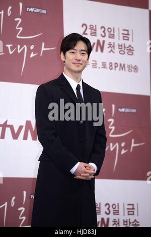 Seul in Corea. 23 gen 2017. Min a Shin e Lee Je-hoon partecipare alla conferenza di produzione di tvN dramma domani e voi a Seul, in Corea il 23 gennaio, 2017.(Cina e Corea diritti) Credito: TopPhoto/Alamy Live News Foto Stock