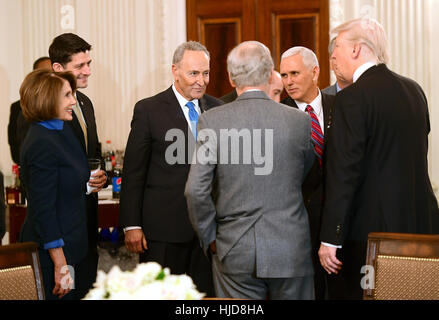 Washington, DC, Stati Uniti d'America. 23 gen 2017. Il Presidente degli Stati Uniti, Donald Trump, destra, ospita una reception per noi Casa e noi repubblicano del senato e leader democratica dello Stato sala da pranzo della Casa Bianca di Washington, DC il lunedì, 23 gennaio 2017. Da sinistra a destra: noi House Leader della minoranza Nancy Pelosi (Democratico della California), altoparlante della US House Paul Ryan (Repubblicano del Wisconsin), US Senate leader della minoranza Mitch McConnell (Repubblicano del Kentucky), torna alla fotocamera e Vice Presidente USA Mike Pence. Credito: MediaPunch Inc/Alamy Live News Foto Stock