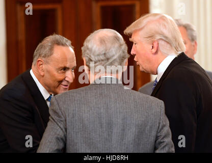 Washington, DC, Stati Uniti d'America. 23 gen 2017. Il Presidente degli Stati Uniti, Donald Trump, destra, ci accoglie Senato leader della minoranza Chuck Schumer (Democratico di New York), a destra e a noi il leader della maggioranza del Senato Mitch McConnell (Repubblicano del Kentucky), centro come egli ospita una reception per noi Casa e noi repubblicano del senato e leader democratica dello Stato sala da pranzo della Casa Bianca di Washington, DC il lunedì, 23 gennaio 2017. Credito: dpa picture alliance/Alamy Live News Foto Stock