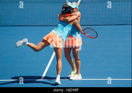 Melbourne, Australia. 24 gen 2017. Peng Shuai (L) della Cina e Andrea Hlavackova della Repubblica ceca celebrare dopo aver vinto il doppio femminile quarterfinal match contro Ekaterina Makarova e Elena Vesnina della Russia presso l'Australian Open di tennis campionati di Melbourne, Australia, Gennaio 24, 2017. Peng e Hlavackova ha vinto 2-0. Credito: Bai Xue/Xinhua/Alamy Live News Foto Stock