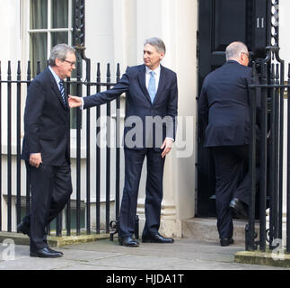 A Downing Street, Londra, Regno Unito. 24 gen 2017. Cancelliere britannico Philip Hammond accoglie il Tesoriere australiano Scott Morrison MP e l Alto commissariato australiano Alexander Downer al n. 11 di Downing Street. Credito: Paolo Davey/Alamy Live News Foto Stock