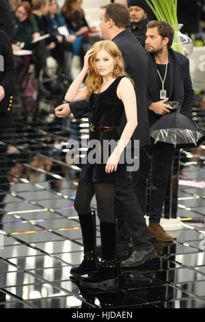 Parigi, Francia. 24 gen 2017. Attrice britannica Ellie Bamber assiste la presentazione di Chanel primavera/estate 2017 durante la Collezione Haute Couture della settimana della moda a Parigi, 24 gennaio 2017. - Nessun filo SERVICE - foto: Hendrik Ballhausen/dpa/Alamy Live News Foto Stock