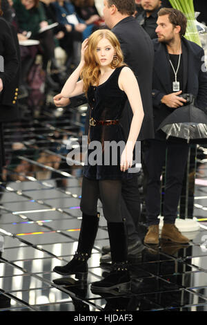 Parigi, Francia. 24 gen 2017. Attrice britannica Ellie Bamber assiste la presentazione di Chanel primavera/estate 2017 durante la Collezione Haute Couture della settimana della moda a Parigi, 24 gennaio 2017. - Nessun filo SERVICE - foto: Hendrik Ballhausen/dpa/Alamy Live News Foto Stock