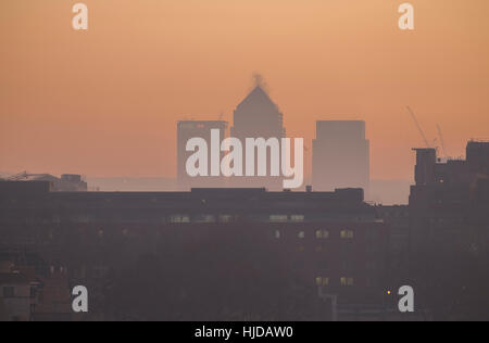 Canary Wharf, Londra, Regno Unito. Il 24 gennaio, 2017. Il sindaco di Londra Sadiq Khan ha rilasciato un elevato inquinamento atmosferico avviso. Fumoso mattina presto vista di Canary Wharf dal GLA edificio sulla banca del sud nei pressi di Tower Bridge. © Malcolm Park editoriale/Alamy Live News. Foto Stock