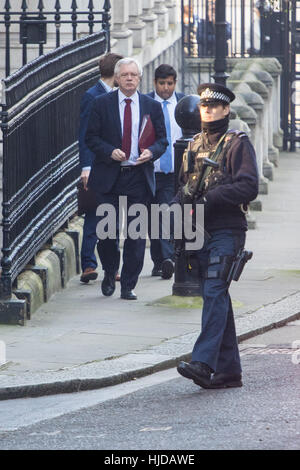 A Downing Street, Londra, 24 gennaio 2017. Il segretario di Stato per la chiusura dell'Unione europea David Davis lascia la sua Downing Street ufficio per il Parlamento dove egli è quello di fornire un indirizzo in seguito la Corte Suprema ha stabilito che l'articolo 50 - Brexit - non può essere attivato senza un atto del Parlamento. La polizia ha impedito la sua uscita da Downing Street in auto come erano in attesa del primo ministro di partenza, costringendolo a camminare per il Commons. Credito: Paolo Davey/Alamy Live News Foto Stock