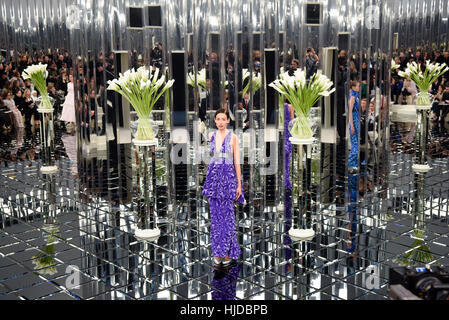 Parigi, Francia. 24 gen 2017. Un modello presenta una creazione durante la Chanel Haute Couture Primavera/Estate 2017 collezione di moda di Parigi in Francia il 24 gennaio, 2017. Credito: Chen Yichen/Xinhua/Alamy Live News Foto Stock