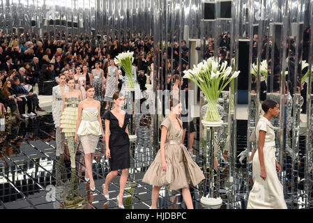 Parigi, Francia. 24 gen 2017. Modelli di creazioni presenti durante il Chanel Haute Couture Primavera/Estate 2017 collezione di moda di Parigi in Francia il 24 gennaio, 2017. Credito: Chen Yichen/Xinhua/Alamy Live News Foto Stock