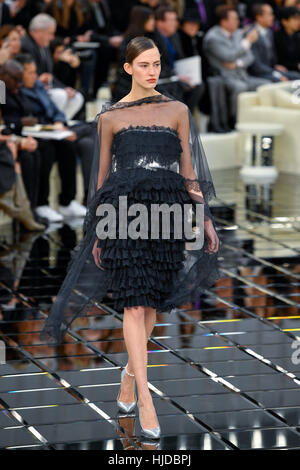 Parigi, Francia. 24 gen 2017. Un modello presenta una creazione durante la Chanel Haute Couture Primavera/Estate 2017 collezione di moda di Parigi in Francia il 24 gennaio, 2017. Credito: Chen Yichen/Xinhua/Alamy Live News Foto Stock