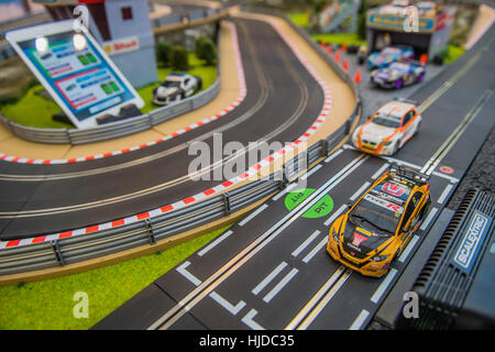 Londra, Regno Unito. 24 gen 2017. Tablet app controller e Scalextrics impostato sul Hornby stand - il London Toy Fair si apre a Olympia exhibition centre. Organizzato dalla British giocattolo e Associazione Hobby è dedicata solo giocattolo, gioco e hobby salone commerciale nel Regno Unito. Esso viene eseguito per tre giorni, con più di 240 aziende espositrici che vanno dal grande intenzionali alle nuove start-up. Londra 24/01/17 Credito: Guy Bell/Alamy Live News Foto Stock