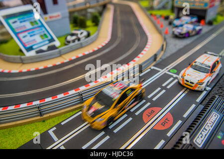 Londra, Regno Unito. 24 gen 2017. Tablet app controller e Scalextrics impostato sul Hornby stand - il London Toy Fair si apre a Olympia exhibition centre. Organizzato dalla British giocattolo e Associazione Hobby è dedicata solo giocattolo, gioco e hobby salone commerciale nel Regno Unito. Esso viene eseguito per tre giorni, con più di 240 aziende espositrici che vanno dal grande intenzionali alle nuove start-up. Londra 24/01/17 Credito: Guy Bell/Alamy Live News Foto Stock