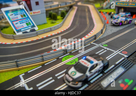 Londra, Regno Unito. 24 gen 2017. Tablet app controller e Scalextrics impostato sul Hornby stand - il London Toy Fair si apre a Olympia exhibition centre. Organizzato dalla British giocattolo e Associazione Hobby è dedicata solo giocattolo, gioco e hobby salone commerciale nel Regno Unito. Esso viene eseguito per tre giorni, con più di 240 aziende espositrici che vanno dal grande intenzionali alle nuove start-up. Londra 24/01/17 Credito: Guy Bell/Alamy Live News Foto Stock