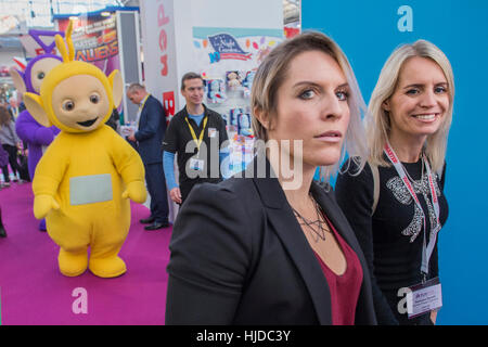 Londra, Regno Unito. 24 gen 2017. Il Teletubbies celebrare il proprio ventesimo anniversario - il London Toy Fair si apre a Olympia exhibition centre. Organizzato dalla British giocattolo e Associazione Hobby è dedicata solo giocattolo, gioco e hobby salone commerciale nel Regno Unito. Esso viene eseguito per tre giorni, con più di 240 aziende espositrici che vanno dal grande intenzionali alle nuove start-up. Londra 24/01/17 Credito: Guy Bell/Alamy Live News Foto Stock