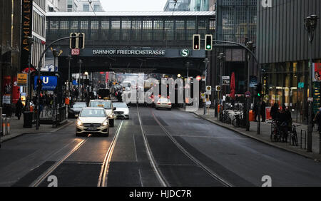 Berlino, Germania. 23 gen 2017. La Friedrichstraße con la sua stazione ferroviaria e le ferrovie tedesche (DB), fotografato a Berlino, Germania, 23 gennaio 2017. Foto: Jens Kalaene/dpa-Zentralbild/ZB/dpa/Alamy Live News Foto Stock