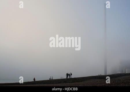 Brighton, Inghilterra, Regno Unito. 24 gen 2017. Regno Unito Meteo. Zone dense di pesante velatura riappaiono sul lungomare di Brighton dopo un relativamente giorno chiaro. Credito: Francesca Moore/Alamy Live News Foto Stock