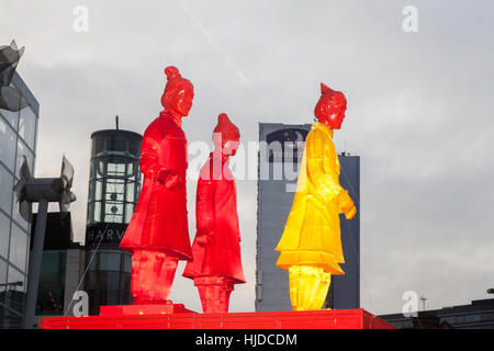 Manchester. 24 gen 2017. "Le lanterne dei Guerrieri di Terracotta' guardia delle strade del centro della città di Manchester come parte del Capodanno cinese. Sponsorizzato da Manchester offerta, il display è stato per la prima volta mostrato alle Olimpiadi Pechino come in un tour mondiale. Queste si accendono guerrieri sono repliche del famoso esercito che a guardia della tomba dell'Emporer della Cina. Credito: MediaworldImages/Alamy Live News Foto Stock