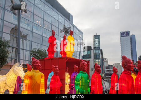 'Le Lanterne dei Guerrieri di Terracotta' sorvegliano le strade del centro di Manchester come parte delle celebrazioni del Capodanno cinese. Sponsorizzato da Manchester BID, l'esposizione è stata presentata per la prima volta alle Olimpiadi di Pechino come in un tour mondiale. Questi guerrieri illuminano sono repliche del famoso esercito che custodisca la tomba dell'Imperatore della Cina. Credit: MediaworldImages/Alamy Live News Foto Stock