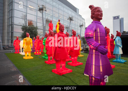 Manchester, Regno Unito. 24 gen 2017. "Le lanterne dei Guerrieri di Terracotta' guardia delle strade del centro della città di Manchester come parte del Capodanno cinese. Sponsorizzato da Manchester offerta, il display è stato per la prima volta mostrato in corrispondenza alle Olimpiadi di Pechino ed è in un tour mondiale. Queste si accendono guerrieri sono repliche del famoso esercito che a guardia della tomba dell'Emporer della Cina. Credito: Cernan Elias/Alamy Live News Foto Stock