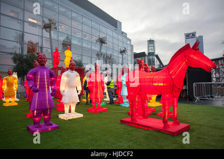 Manchester, Regno Unito. 24 gen 2017. "Le lanterne dei Guerrieri di Terracotta' guardia delle strade del centro della città di Manchester come parte del Capodanno cinese. Sponsorizzato da Manchester offerta, il display è stato per la prima volta mostrato in corrispondenza alle Olimpiadi di Pechino ed è in un tour mondiale. Queste si accendono guerrieri sono repliche del famoso esercito che a guardia della tomba dell'Emporer della Cina. Credito: Cernan Elias/Alamy Live News Foto Stock