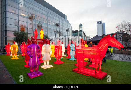 Manchester, Regno Unito. 24 gen 2017. "Le lanterne dei Guerrieri di Terracotta' guardia delle strade del centro della città di Manchester come parte del Capodanno cinese. Sponsorizzato da Manchester offerta, il display è stato per la prima volta mostrato in corrispondenza alle Olimpiadi di Pechino ed è in un tour mondiale. Queste si accendono guerrieri sono repliche del famoso esercito che a guardia della tomba dell'Emporer della Cina. Credito: Cernan Elias/Alamy Live News Foto Stock