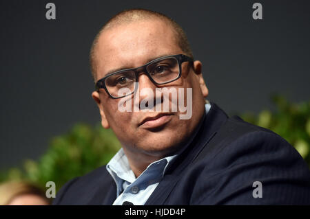 San Jose, Stati Uniti d'America. 24 gen 2017. MARC SPEARS, ESPN sports reporter, ascolta una domanda dal pannello moderatore Jocelyn Benson. Credito: Neal acque/ZUMA filo/Alamy Live News Foto Stock