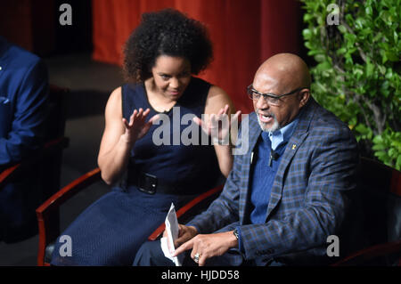 San Jose, Stati Uniti d'America. 24 gen 2017. ANN KILLION, sport Editorialista per il San Francisco Chronicle mostra deferenza di TOMMIE SMITH, olympian e attivista. Credito: Neal acque/ZUMA filo/Alamy Live News Foto Stock