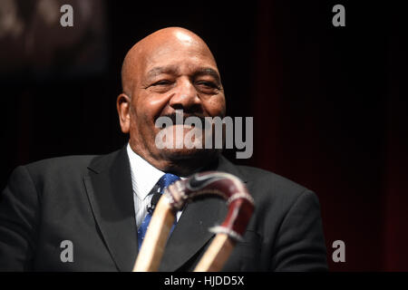 San Jose, Stati Uniti d'America. 24 gen 2017. JIM BROWN, ascolta una questione da Harry Edwards. Credito: Neal acque/ZUMA filo/Alamy Live News Foto Stock