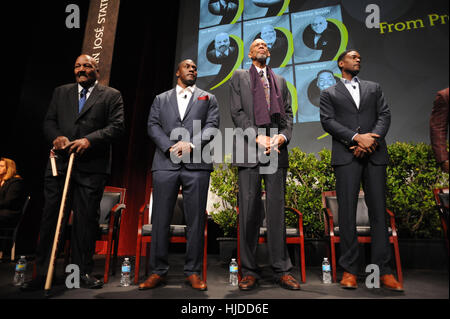 San Jose, Stati Uniti d'America. 24 gen 2017. JIM BROWN (da sinistra a destra), i picchi di Takeo, Kareem Abdul-Jabbar e CHRIS WEBBER. Credito: Neal acque/ZUMA filo/Alamy Live News Foto Stock