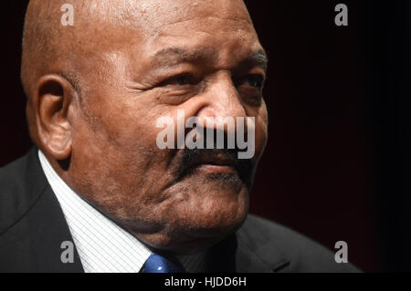 San Jose, Stati Uniti d'America. 24 gen 2017. JIM BROWN, ex fullback per i Cleveland Browns. Credito: Neal acque/ZUMA filo/Alamy Live News Foto Stock