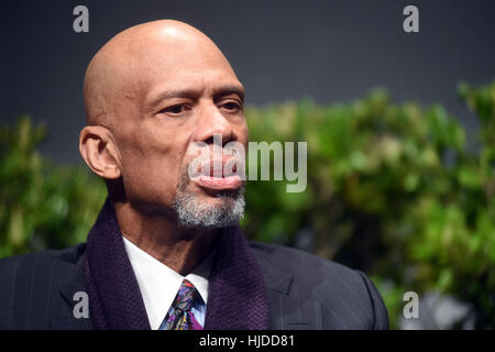 San Jose, Stati Uniti d'America. 24 gen 2017. KAREEM ABDUL-JABBAR, risponde a una domanda su sport attivismo. Credito: Neal acque/ZUMA filo/Alamy Live News Foto Stock