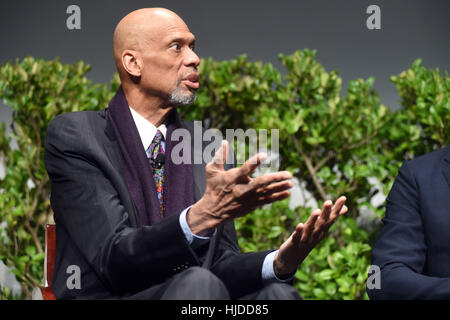 San Jose, Stati Uniti d'America. 24 gen 2017. KAREEM ABDUL-JABBAR, risponde a una domanda su sport attivismo. Credito: Neal acque/ZUMA filo/Alamy Live News Foto Stock