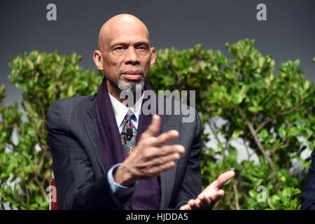 San Jose, Stati Uniti d'America. 24 gen 2017. KAREEM ABDUL-JABBAR, risponde a una domanda su sport attivismo. Credito: Neal acque/ZUMA filo/Alamy Live News Foto Stock