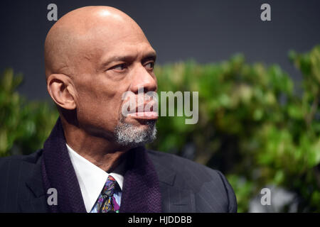 San Jose, Stati Uniti d'America. 24 gen 2017. KAREEM ABDUL-JABBAR, risponde a una domanda su sport attivismo. Credito: Neal acque/ZUMA filo/Alamy Live News Foto Stock