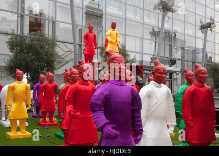 Anno Nuovo Cinese, Manchester. 24 gen 2017. "Le lanterne dei Guerrieri di Terracotta' guardia delle strade del centro della città di Manchester come parte del Capodanno cinese. Sponsorizzato da Manchester offerta, il display è stato per la prima volta mostrato alle Olimpiadi Pechino & è in un tour mondiale. Queste si accendono guerrieri sono repliche del famoso esercito che a guardia della tomba dell'Emporer della Cina. Credito: MediaworldImages/Alamy Live News Foto Stock