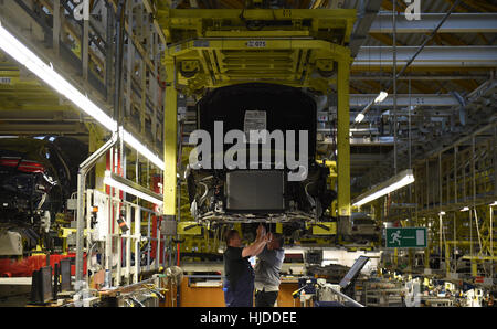 Bremen, Germania. 24 gen 2017. Una Mercedes Benz lavoratore a opere su un GLC modello di classe A le loro opere nella città di Brema, Germania. Credito: Carmen Jaspersen/dpa/Alamy Live News Foto Stock