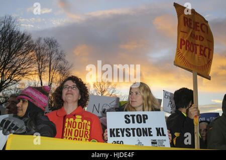 Washington, Stati Uniti d'America. 24 gen 2017. Centinaia di persone gli avversari del Keystone XL e Dakota gasdotti di accesso tenere un rally come essi protesta il presidente statunitense Donald Trump's degli ordini esecutivi avanzando la loro costruzione, a Lafayette Park accanto alla Casa Bianca di Washington, DC. Il presidente statunitense Donald Trump firmato degli ordini esecutivi martedì rilanciare la costruzione di due controversi oleodotti, ma ha detto che i progetti dovrebbero essere oggetto di rinegoziazione. Credito: Oliver Contreras/ZUMA filo/Alamy Live News Foto Stock