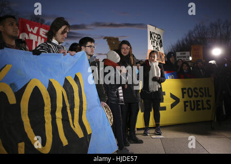 Washington, Stati Uniti d'America. 24 gen 2017. Centinaia di persone gli avversari del Keystone XL e Dakota gasdotti di accesso tenere un rally come essi protesta il presidente statunitense Donald Trump's degli ordini esecutivi avanzando la loro costruzione, a Lafayette Park accanto alla Casa Bianca di Washington, DC. Il presidente statunitense Donald Trump firmato degli ordini esecutivi martedì rilanciare la costruzione di due controversi oleodotti, ma ha detto che i progetti dovrebbero essere oggetto di rinegoziazione. Credito: Oliver Contreras/ZUMA filo/Alamy Live News Foto Stock