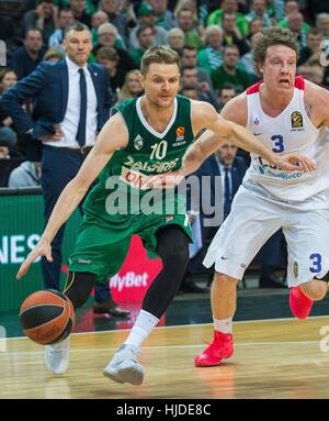 Kaunas, Lituania. 24 gen 2017. Renaldas Seibutis (L) di Zalgiris Kaunas Lituania compete con Dmitry Kulagin del CSKA Mosca dalla Russia durante un giro 19 corrisponde alla stagione regolare di 2016-2017 EuroCup a Kaunas, Lituania. Credito: Alfredas Pliadis/Xinhua/Alamy Live News Foto Stock