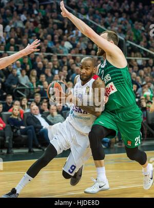 Kaunas, Lituania. 24 gen 2017. Aaron Jackson (L) del CSKA Mosca dalla Russia si rompe durante un giro 19 corrisponde alla stagione regolare di 2016-2017 EuroCup contro Zalgiris Kaunas dalla Lituania a Kaunas, Lituania. Credito: Alfredas Pliadis/Xinhua/Alamy Live News Foto Stock