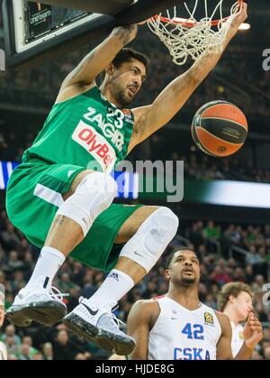 Kaunas, Lituania. 24 gen 2017. Augusto lima (L) di Zalgiris Kaunas Lituania schiacciate durante un giro 19 corrisponde alla stagione regolare di 2016-2017 EuroCup contro il CSKA Mosca dalla Russia a Kaunas, Lituania. Credito: Alfredas Pliadis/Xinhua/Alamy Live News Foto Stock