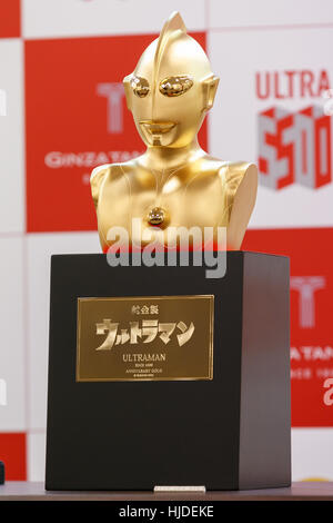 Tokyo, Giappone. 25 gennaio, 2017. Un oro puro busto commemorativo del supereroe giapponese Ultraman sul display a Ginza Tanaka negozio gioielli a Tokyo in Giappone. Esso è valutato a 110,000,000 JPY (circa 1 milione di USD.) Il negozio è anche la vendita di un set di 24k monete d'oro e una targa commemorativa fino al 31 gennaio. La serie TV giapponese è stato per la prima volta in onda nel 1966. Credito: Rodrigo Reyes Marin/ Foto Stock