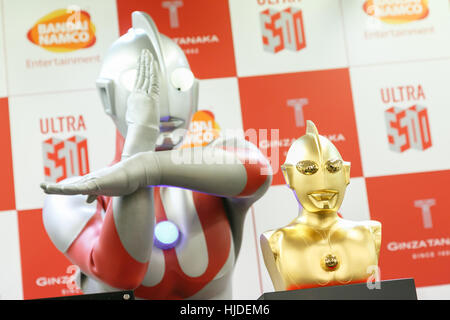 Tokyo, Giappone. 25 gennaio, 2017. Il supereroe giapponese Ultraman pone con il suo oro puro busto commemorativo a Ginza Tanaka negozio gioielli a Tokyo in Giappone. Esso è valutato a 110,000,000 JPY (circa 1 milione di USD.) Il negozio è anche la vendita di un set di 24k monete d'oro e una targa commemorativa fino al 31 gennaio. La serie TV giapponese è stato per la prima volta in onda nel 1966. Credito: Rodrigo Reyes Marin/A Foto Stock