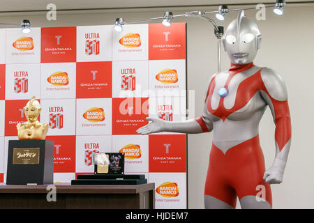 Tokyo, Giappone. 25 gennaio, 2017. Il supereroe giapponese Ultraman pone con il suo oro puro busto commemorativo a Ginza Tanaka negozio gioielli a Tokyo in Giappone. Esso è valutato a 110,000,000 JPY (circa 1 milione di USD.) Il negozio è anche la vendita di un set di 24k monete d'oro e una targa commemorativa fino al 31 gennaio. La serie TV giapponese è stato per la prima volta in onda nel 1966. Credito: Rodrigo Reyes Marin/A Foto Stock